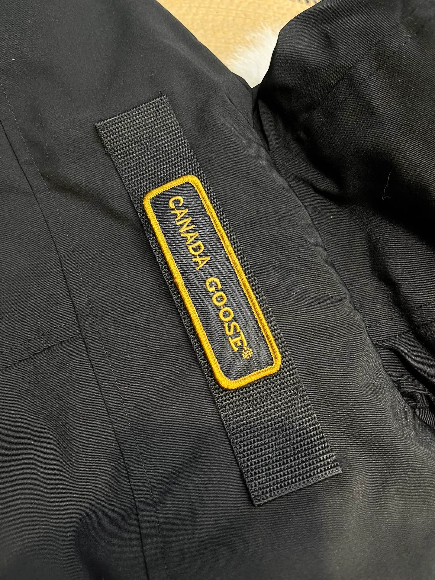 P860 Canada Goose model 06, the same model as the famous star, men's and women's models, with cold-proof flannel on the collar, which is close to the head and neck, comfortable and warm! The fabric is made of high-density nano-level waterproof fabric, which is windproof and wear-resistant and has a certain thickness! Seamless threaded cuffs! Avoid hard knots! It doesn’t matter how low the temperature is this winter, one piece is enough. I’ll give you the wind and temperature! Contains pure duck down, sufficient quantity, unique fashion design + waterproof craft fabric + big brand YKK double zipper pullers, real photos, upright style quality, regardless of the external standard and the internal content, you can feel free to compare it with the softer, easier to wrinkle and lighter version on the market!  size：s-xxl